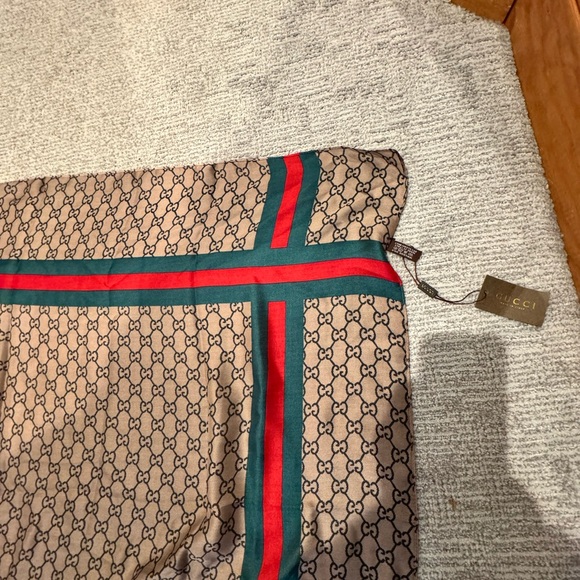 Gucci Beige and Red Logo Scarf - Picture 3 of 3